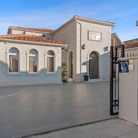 Carolus In Villa *